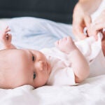 Bebé recién nacido cambiandole los pañales