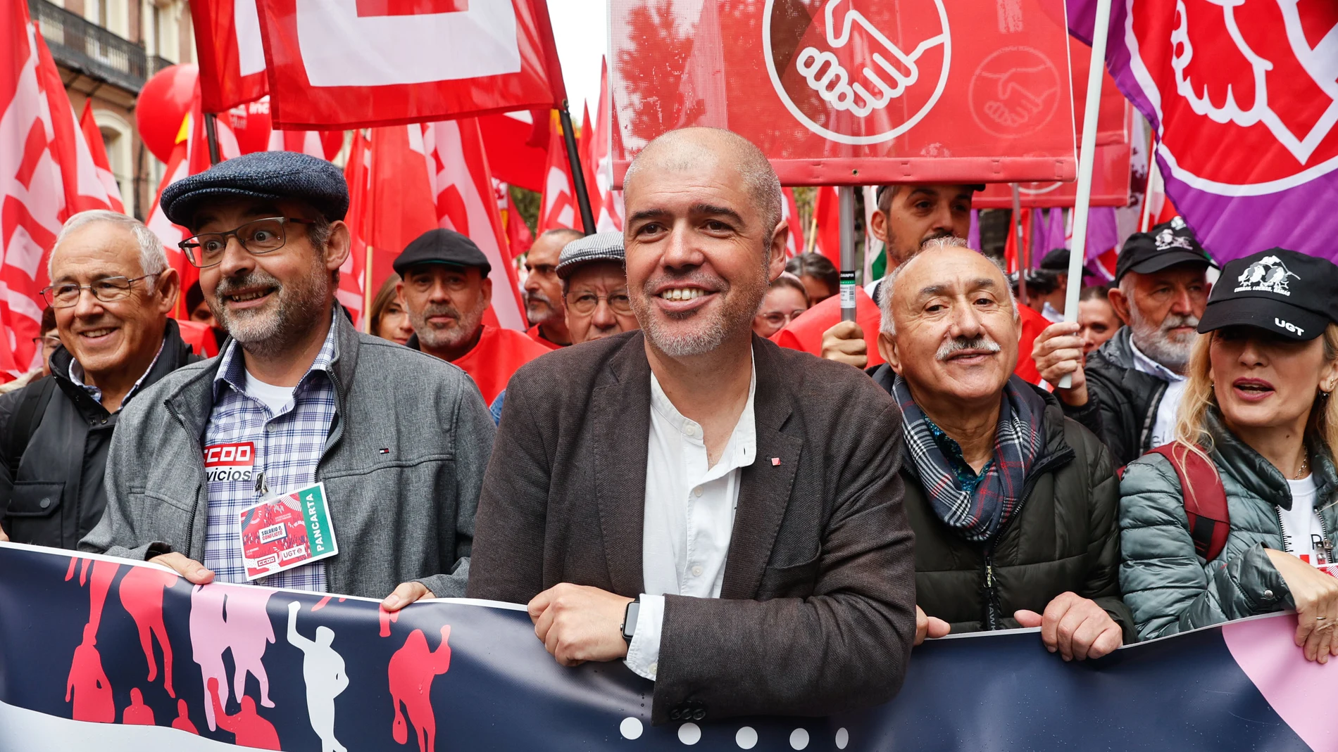 Los líderes de CC OO, Unai Sordo (c), y UGT, Pepe Álvarez (2d)