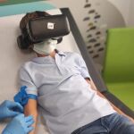 Niño sacándose sangre con realidad virtual