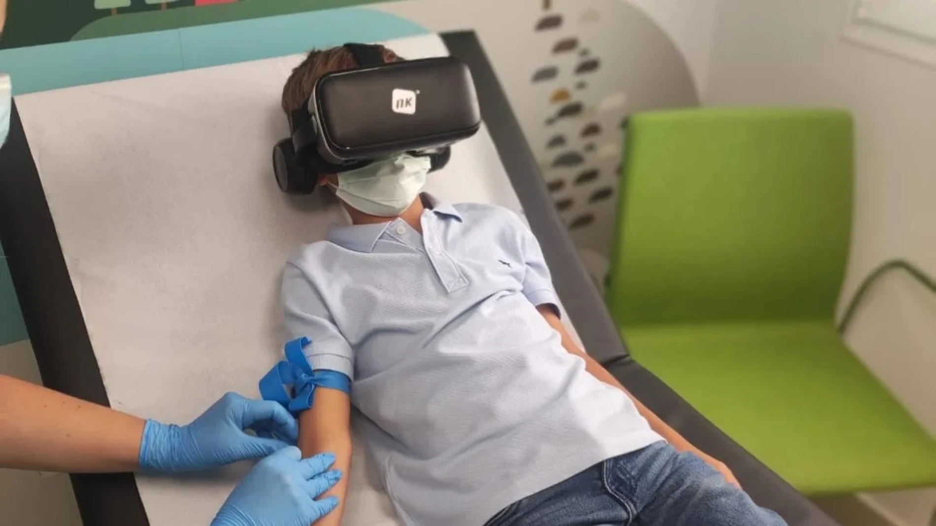 Niño sacándose sangre con realidad virtual