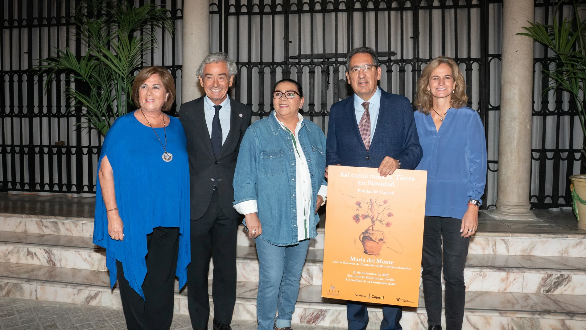 El presidente de la Fundación Cajasol, Antonio Pulido, sostiene el cartel del concierto, junto a María del Monte y miembros de la Fundación Alalá
