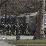 Soldados del Ejército ruso junto a sus camiones durante una concentración contra la ocupación rusa en la plaza Svobody (Libertad) de Kherson, Ucrania, el 7 de marzo de 2022