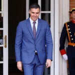 El presidente del Gobierno, Pedro Sánchez, ayer a las puertas del Palacio de la Moncloa