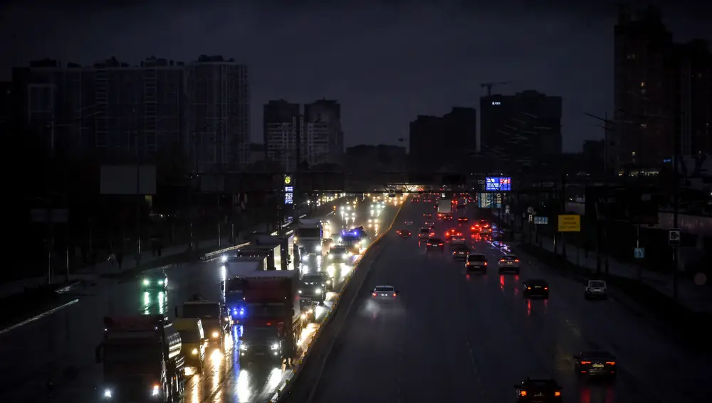 Coches parados en el tráfico en una avenida oscura después de que las luces se apagaran debido a los cortes de energía programados que se introdujeron en Kyiv, tras la destrucción de las centrales eléctricas ucranianas por los ataques rusos