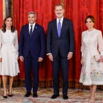 MADRID, 03/11/2022.- El rey Felipe VI (2d) y la reina Letizia (i) ofrecen almuerzo en honor al presidente de la República de Paraguay, Mario Abdo Benítez (2i), y la primera dama Silvana López Moreira (d) en el Palacio Real en Madrid, este jueves. EFE/ Chema Moya