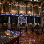Vista de las pantallas que muestran la evolución del IBEX 35 este viernes 4 de noviembre