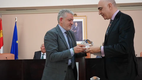 El vicepresidente de la Diputación de Segovia, José María Bravo, y el ganador del premio Manuel Francisco Reina.