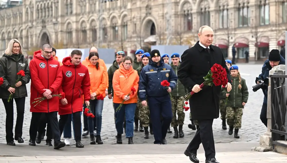 Putin deposita una corona de flores en el monumento a Kuzma Minin y Dmitri Pozharski en la Plaza Roja con motivo del Día de la Unidad Rusa.