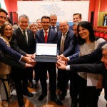 El alcalde de Granada, Francisco Cuenca (c); el consejero de la Presidencia, Antonio Sanz (4i); y la consejera de Fomento, Marifrán Carazo (3i), en la presentación de la candidatura