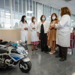 La consejera de Salud y Consumo de la Junta de Andalucía, Catalina García, durante su visita al nuevo Servicio de Oncología Radioterápica del Hospital Reina Sofía. EFE/ Rafa Alcaide