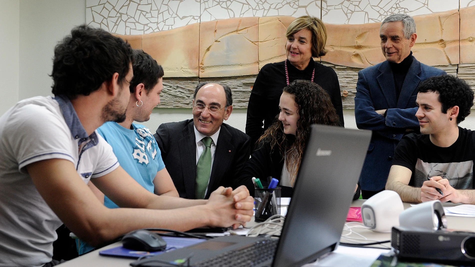El presidente de Iberdrola Sánchez Galán con varios jóvenes en uno de los proyectos sociales