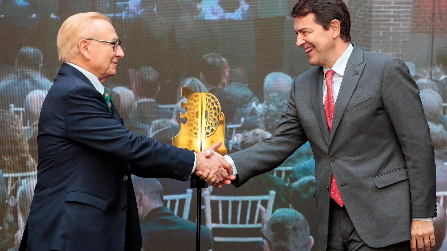 El presidente de la Junta de Castilla y León, Alfonso Fernández Mañueco, hace entrega de un premio al presidente de la Hermandad de Donantes de Sangre de León, Martín Manceñido