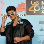 El cantante Abraham Mateo posa para los fotógrafos a su llegada a la gala de Los40 Music Awards, este viernes en el Wizink Center en Madrid. EFE/ Mariscal