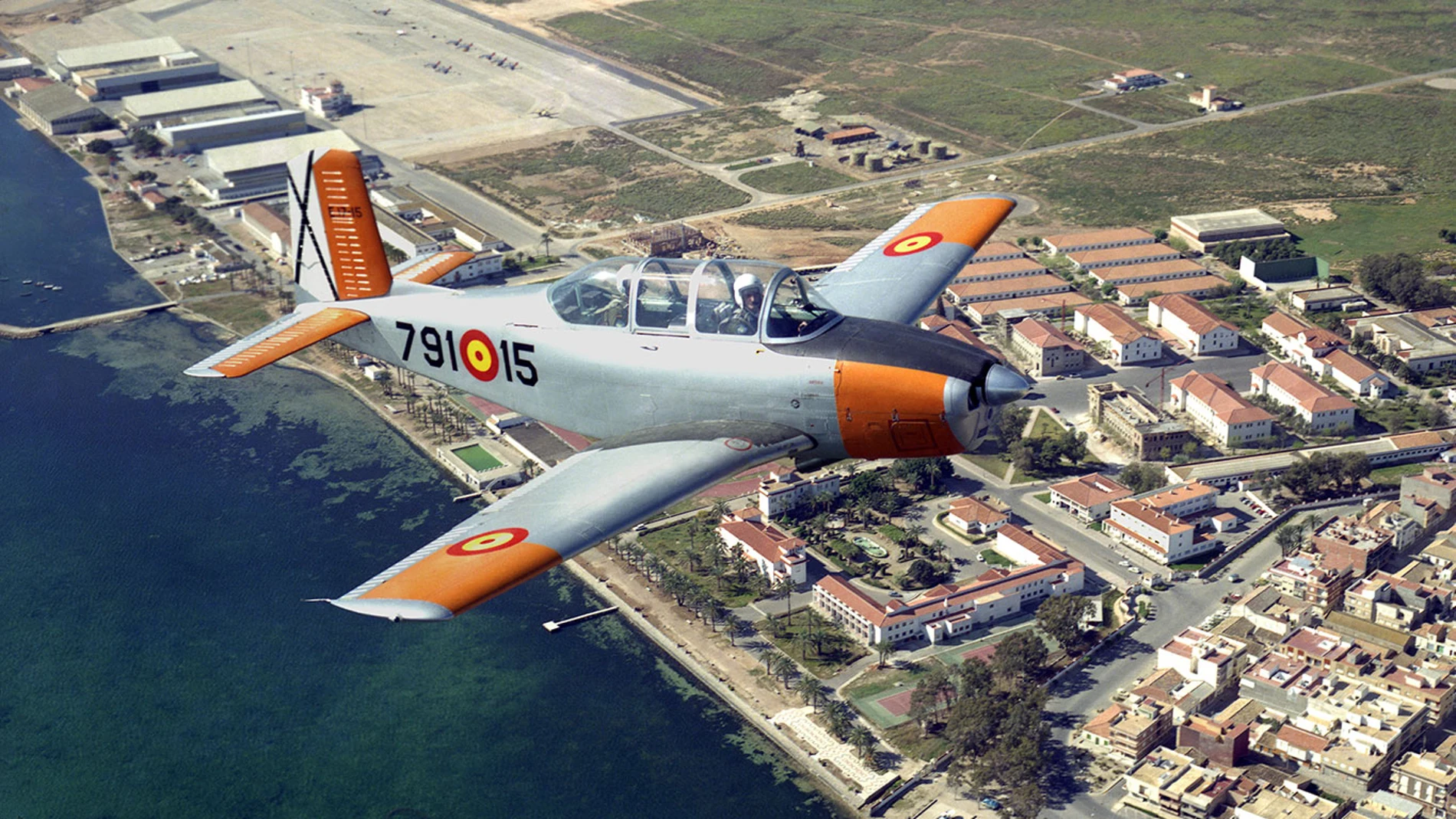 Un piloto de la Academia General del Aire con base en San Javier