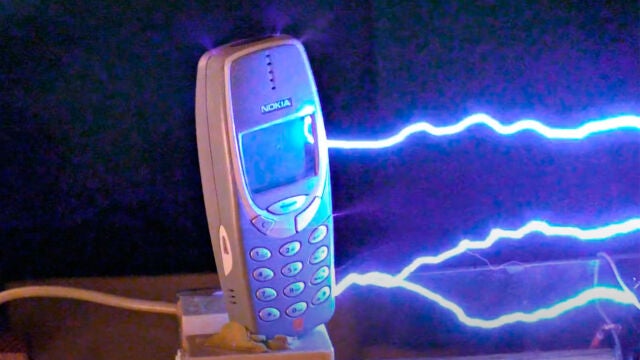 Nokia 3310 recibiendo un millón de voltios.