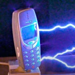 Nokia 3310 recibiendo un millón de voltios.