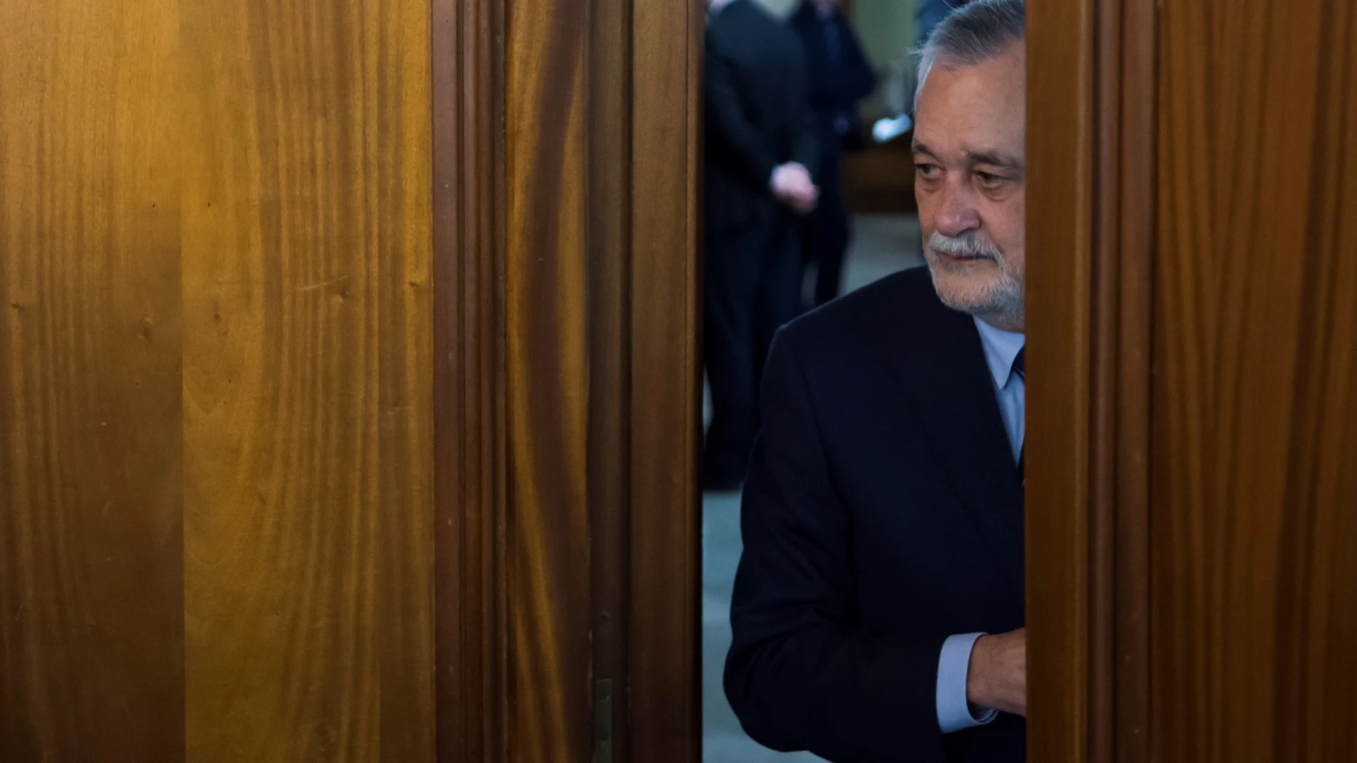El expresidente andaluz José Antonio Griñán accede a la sala de la Audiencia de Sevilla