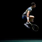 Alcaraz salta durante su partido de cuartos de final de París-Bercy ante Rune