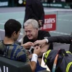 Carlos Alcaraz, atendido antes del tie break del segundo set ante Rune en París-bercy