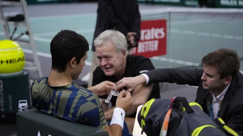 Carlos Alcaraz, atendido antes del tie break del segundo set ante Rune en París-bercy