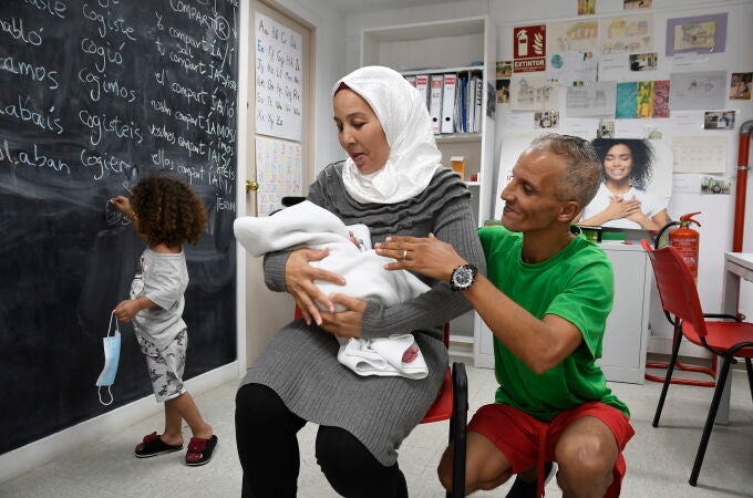 Saida de 39 años lleva en sus brazos al pequeño Wassim, junto a su marido Mohamed de 44 años, y su hija Amani de cuatro años