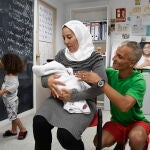 Saida de 39 años lleva en sus brazos al pequeño Wassim, junto a su marido Mohamed de 44 años, y su hija Amani de cuatro años