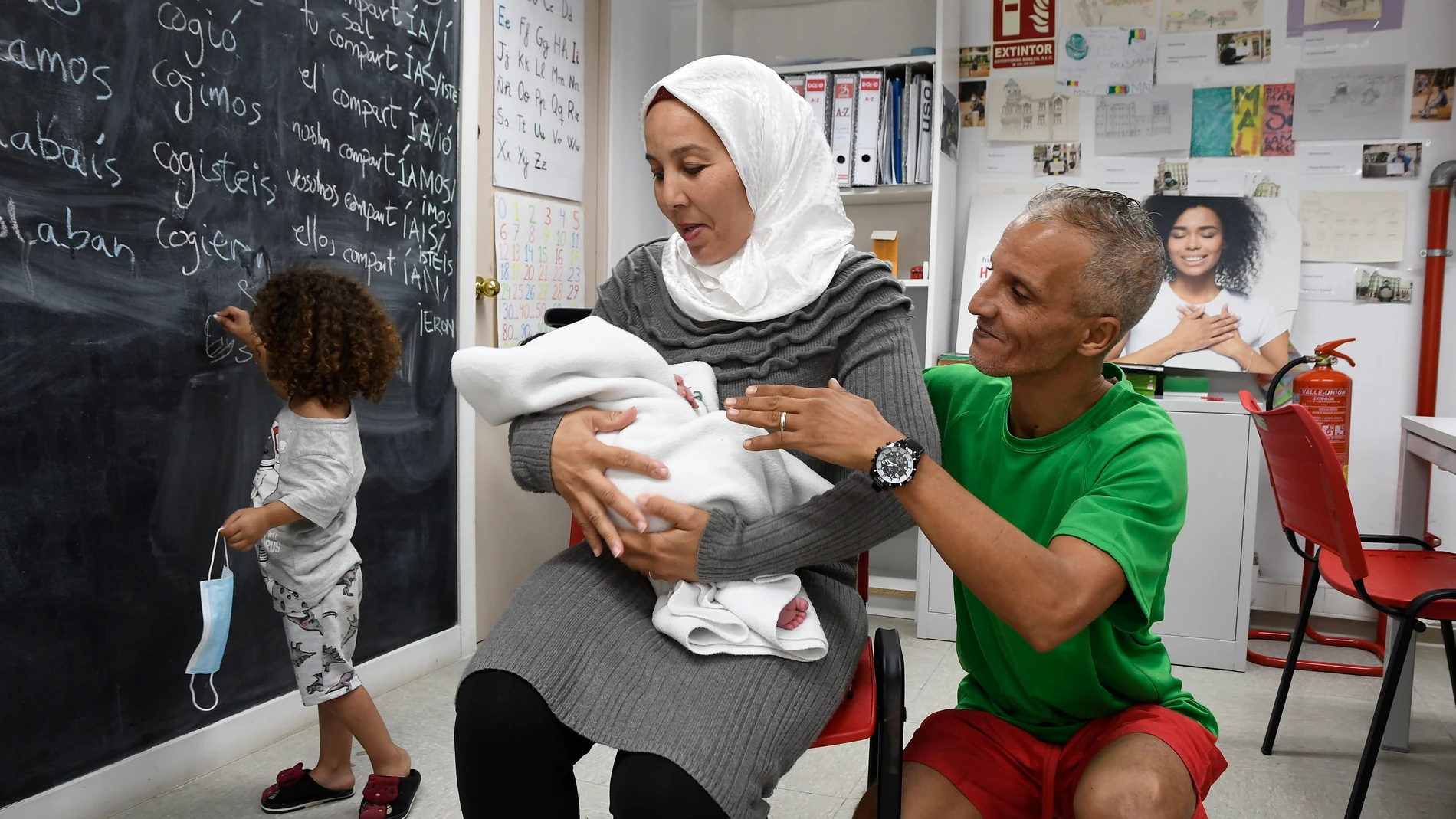 Saida de 39 años lleva en sus brazos al pequeño Wassim, junto a su marido Mohamed de 44 años, y su hija Amani de cuatro años