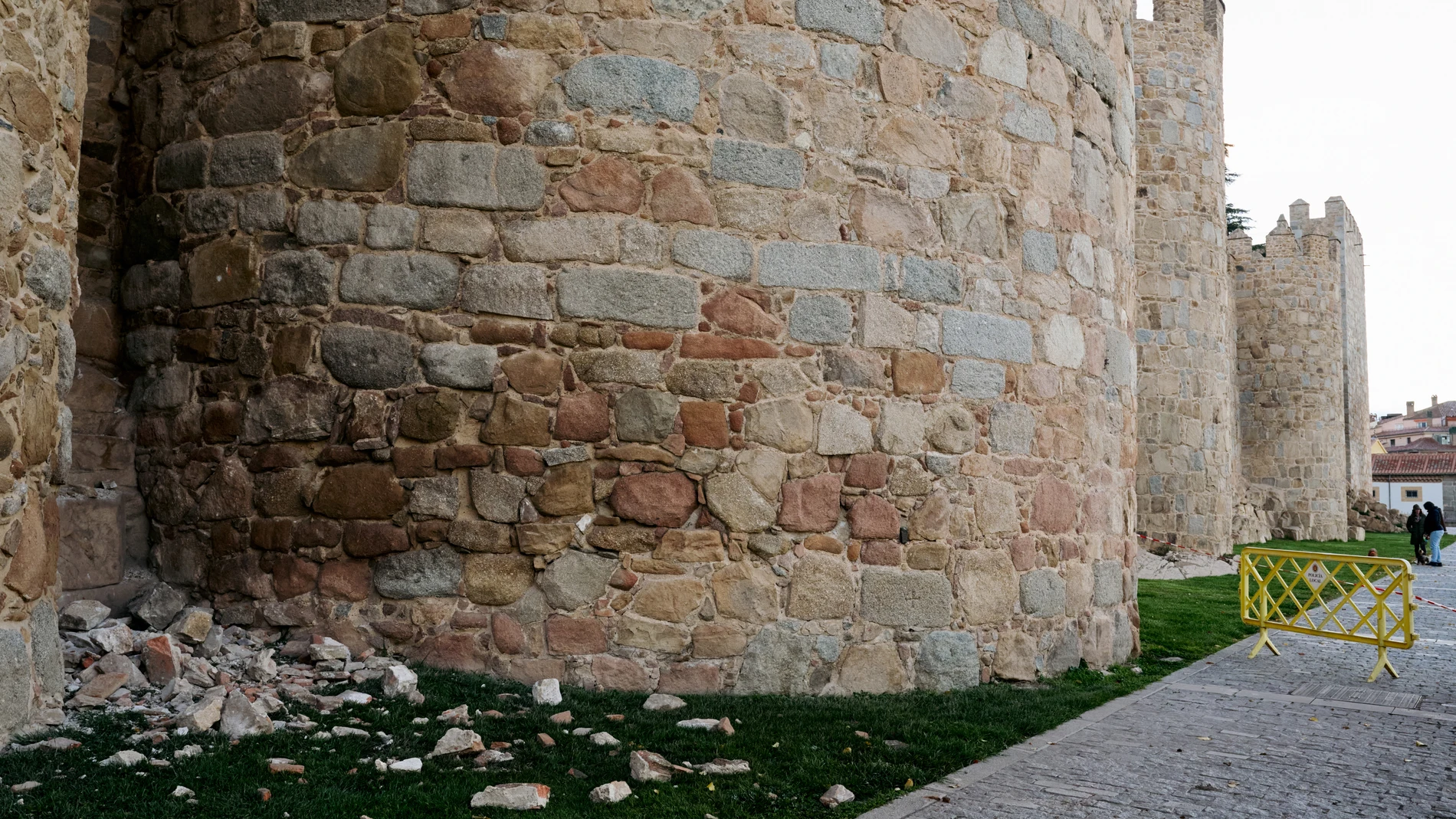 El desprendimiento de un merlón de la muralla de Ávila en la zona del paseo del Rastro, en el lienzo sureste del monumento, ha obligado este viernes a intervenir en la noche de este jueves a los efectivos del Cuerpo de Bomberos y de la Policía Local