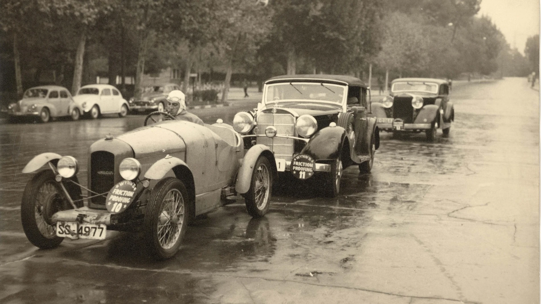 Imagen histórica de tres automóviles en el Parque del Retiro