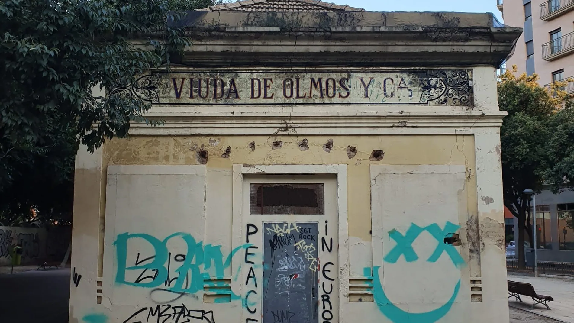 Pintadas en un edificio histórico de Valencia