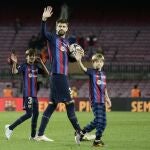 Piqué, con sus dos hijos en la despedida del Barça