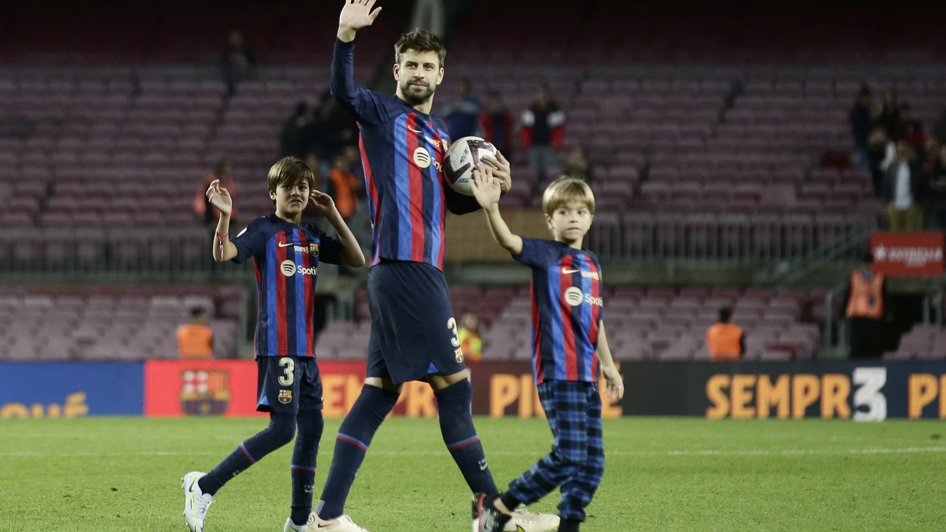Piqué, con sus dos hijos en la despedida del Barça