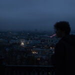 Un habitante de Kyiv contempla la ciudad durante un corte de luz