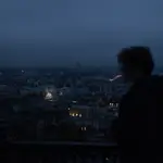 Un habitante de Kyiv contempla la ciudad durante un corte de luz