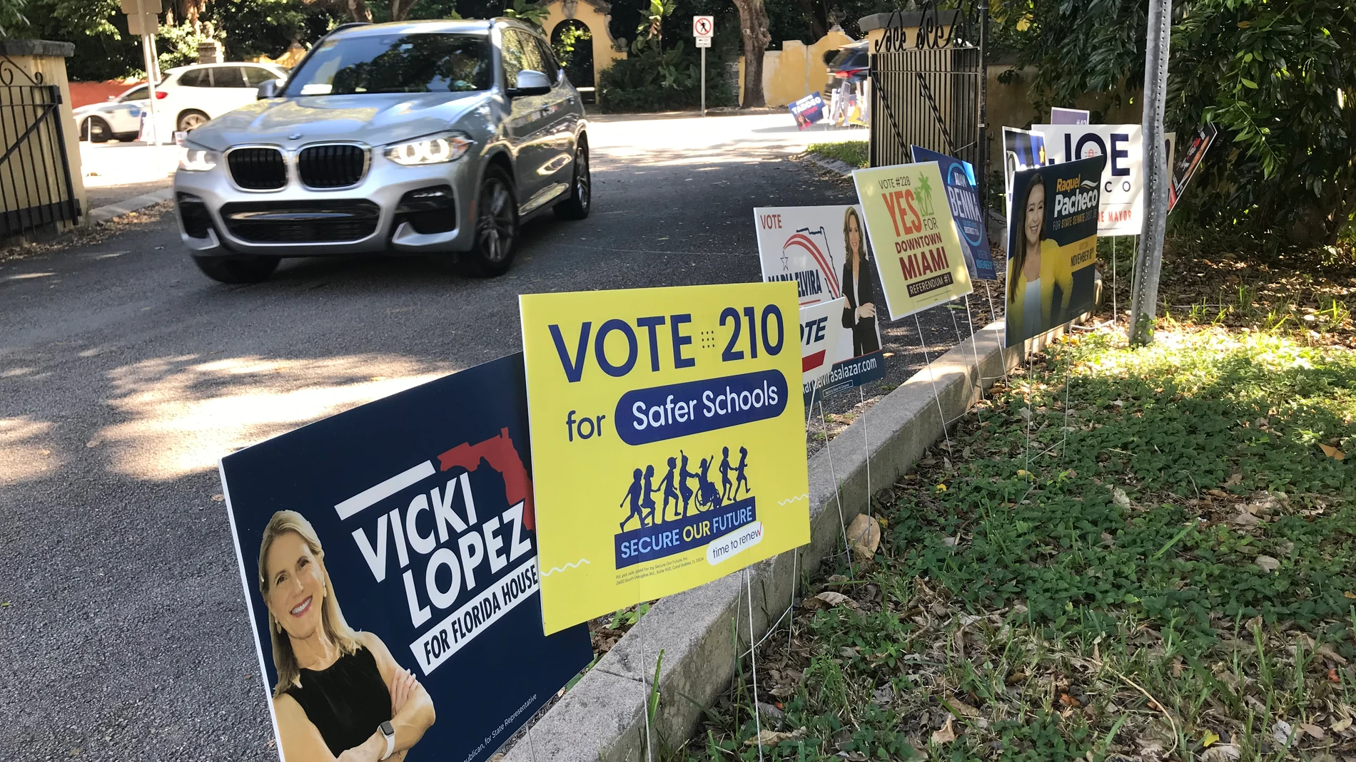 Carteles de los candidatos frente a un colegio electoral en Florida