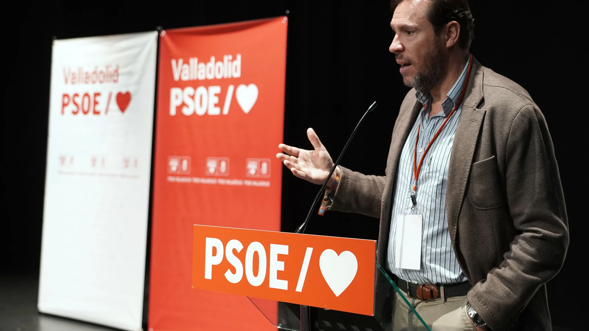 El secretario general del PSOE de Valladolid, Óscar Puente, atiende a los medios antes de la celebración del Comité Provincial
