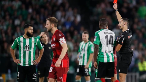 El árbitro Sánchez Martínez muestra la tarjeta roja a Nabil Fekir, uno de los tres expulsados en el derbi
