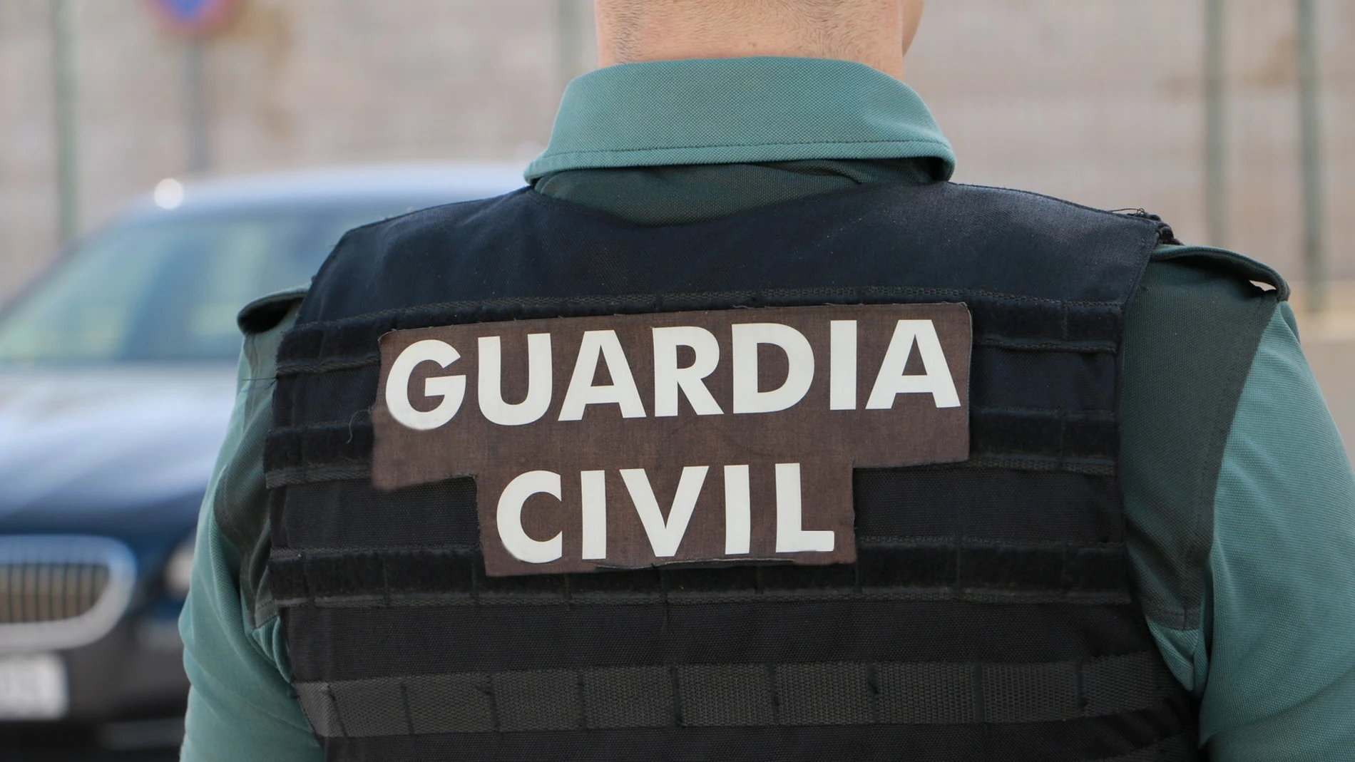 Agente de la Guardia Civil de espaldas