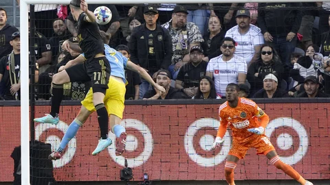 Gareth Bale remata de cabeza para empatar en el último minuto