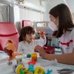 Voluntarias de Cruz Roja Juventud en el área de pediatría del Hospital de Salamanca