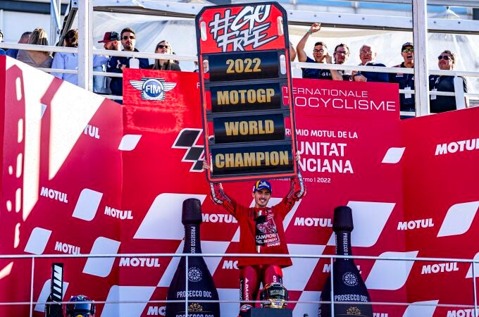 Pecco Bagnaia celebra en el podio su título de MotoGP