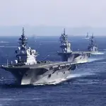 El portahelicópteros de la Fuerza de Autodefensa Marítima de Japón JS Izumo y otros buques de guerra participan en una revisión de la flota internacional en la bahía de Sagami, al sur de Tokio