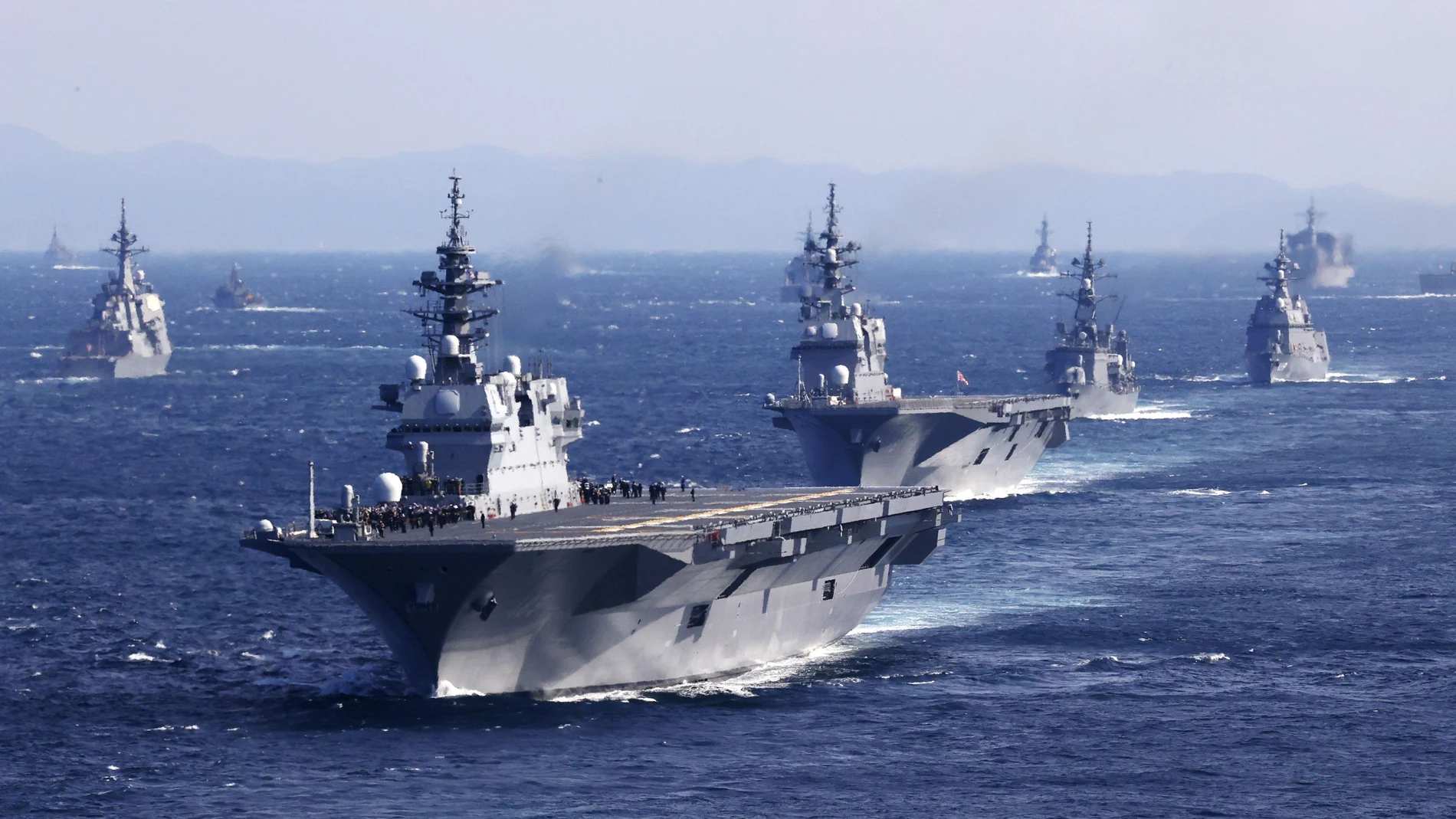 El portahelicópteros de la Fuerza de Autodefensa Marítima de Japón JS Izumo y otros buques de guerra participan en una revisión de la flota internacional en la bahía de Sagami, al sur de Tokio