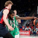 El alero estonio del Baskonia Sander Raieste defiende al escolta estadounidense del Betis BJ Johnson