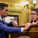 El Presidente del Gobierno, Pedro Sánchez y Patxi López durante la sesión de control al gobierno en el Congreso de los Diputados.