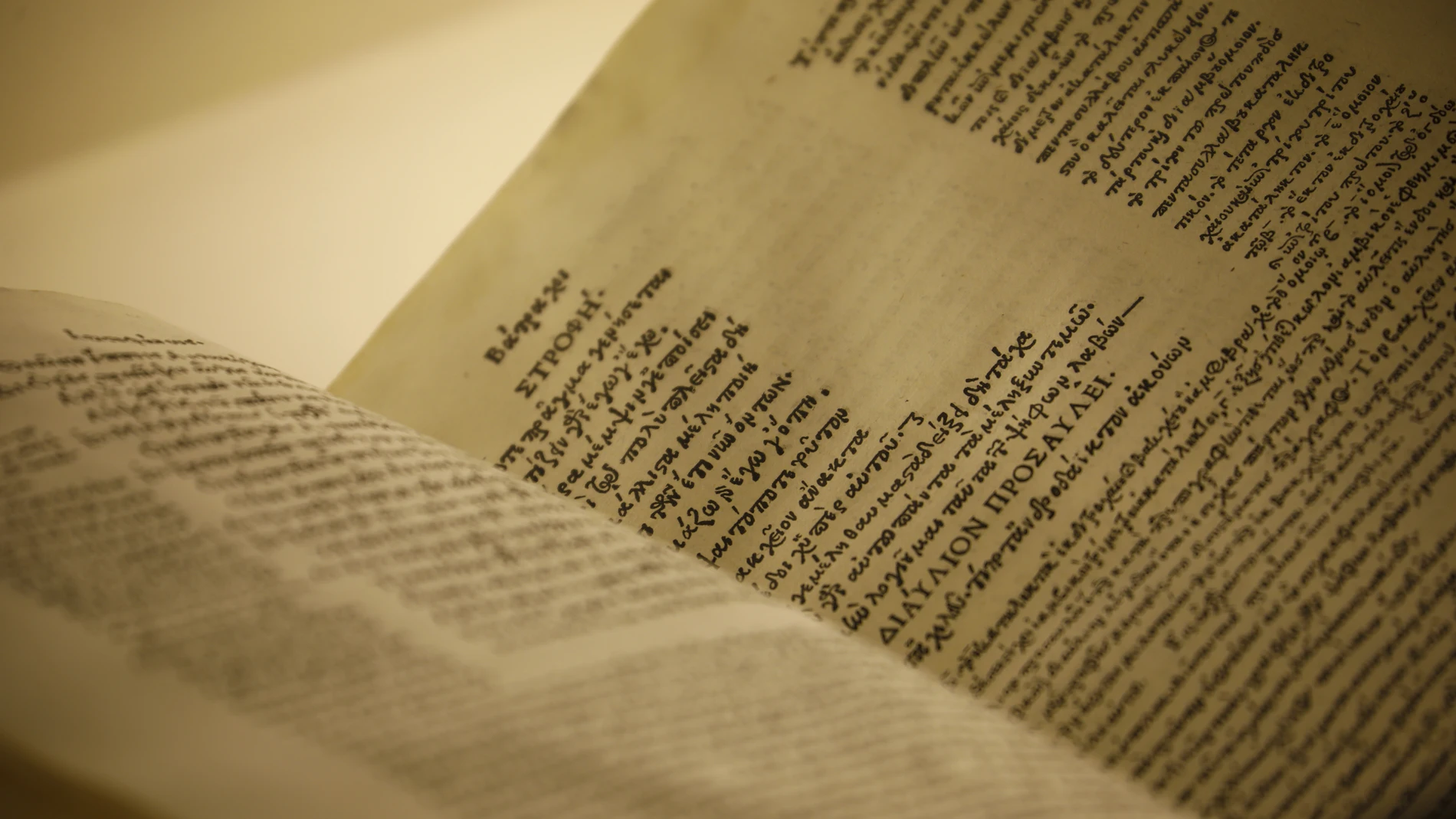Textos de uno de los libros de la exposición en la Mezquita - Catedral de Córdoba una de las sedes de la exposición