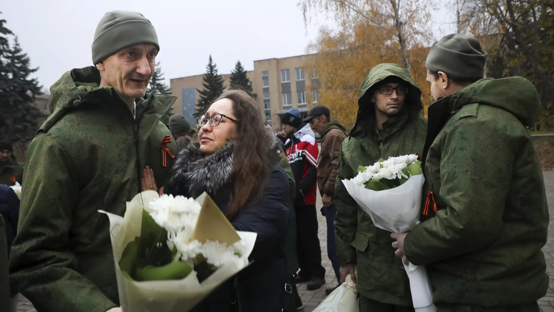 Un soldado ucraniano liberado se reencuentra con su mujer