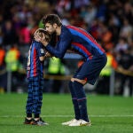 Gerard Piqué y su hijo en su despedida del Barcelona contra el Almería
