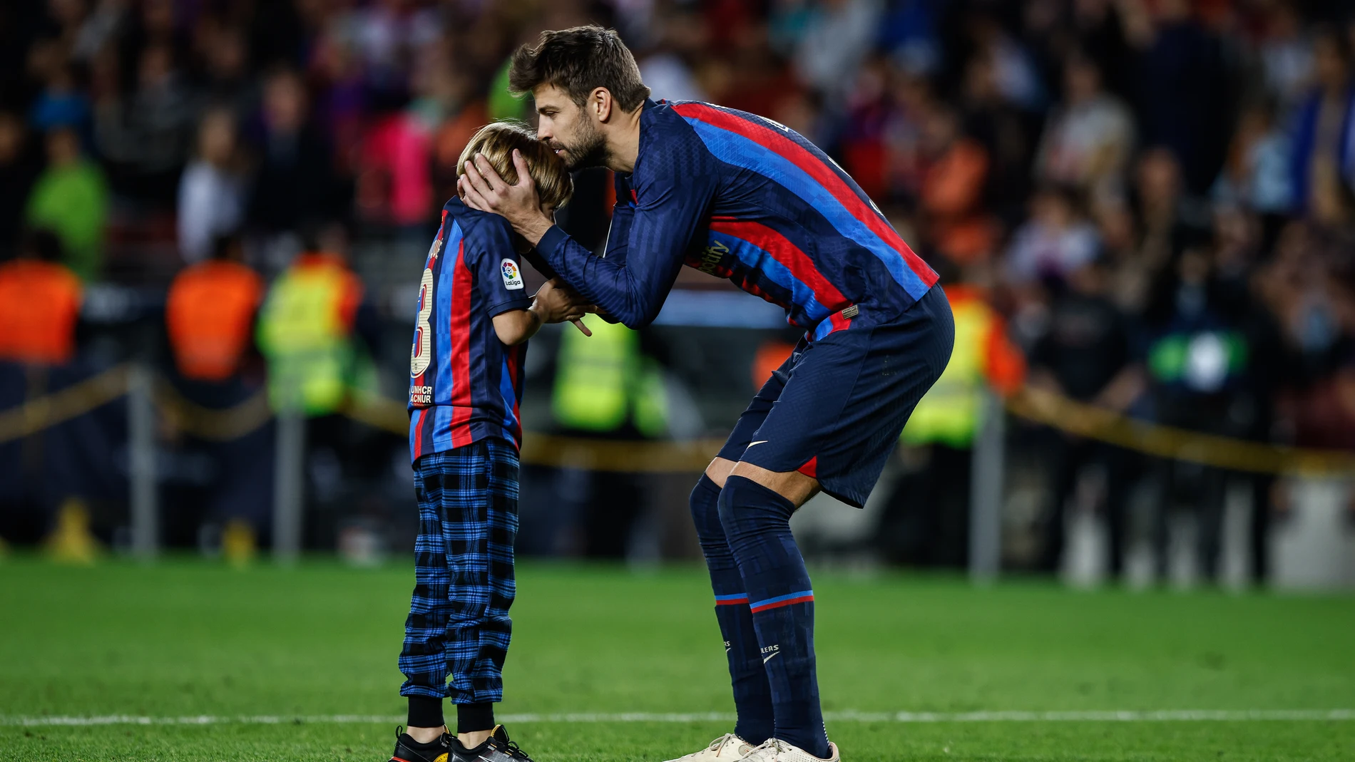 Gerard Piqué y su hijo en su despedida del Barcelona contra el Almería