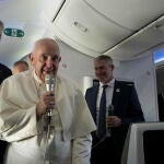 In Flight (-), 06/11/2022.- Pope Francis answers reporters' questions during the flight back to Rome, after his apostolic journey to Bahrain, 06 November 2022. (Papa, Bahrein, Roma) EFE/EPA/MAURIZIO BRAMBATTI / POOL